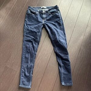 Levi women's dark wash low rise skinny jeans size 30 EUC